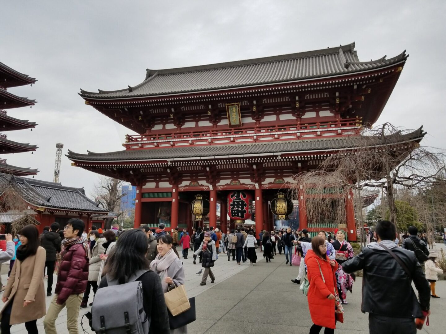 Crowded Senso-ji temple gate in Tokyo